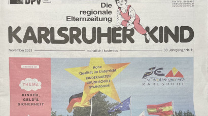 Eine regionale Elternzeitung namens "Karlsruher Kind" zeigt ein Kindergartenthema mit bunten Flaggen und einem gelben Stern.